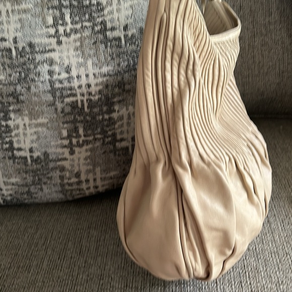 Cole Haan Amalfi beige Pleated Leather Large Hobo Bag Purse Tassel Zipper Pull - Picture 7 of 16